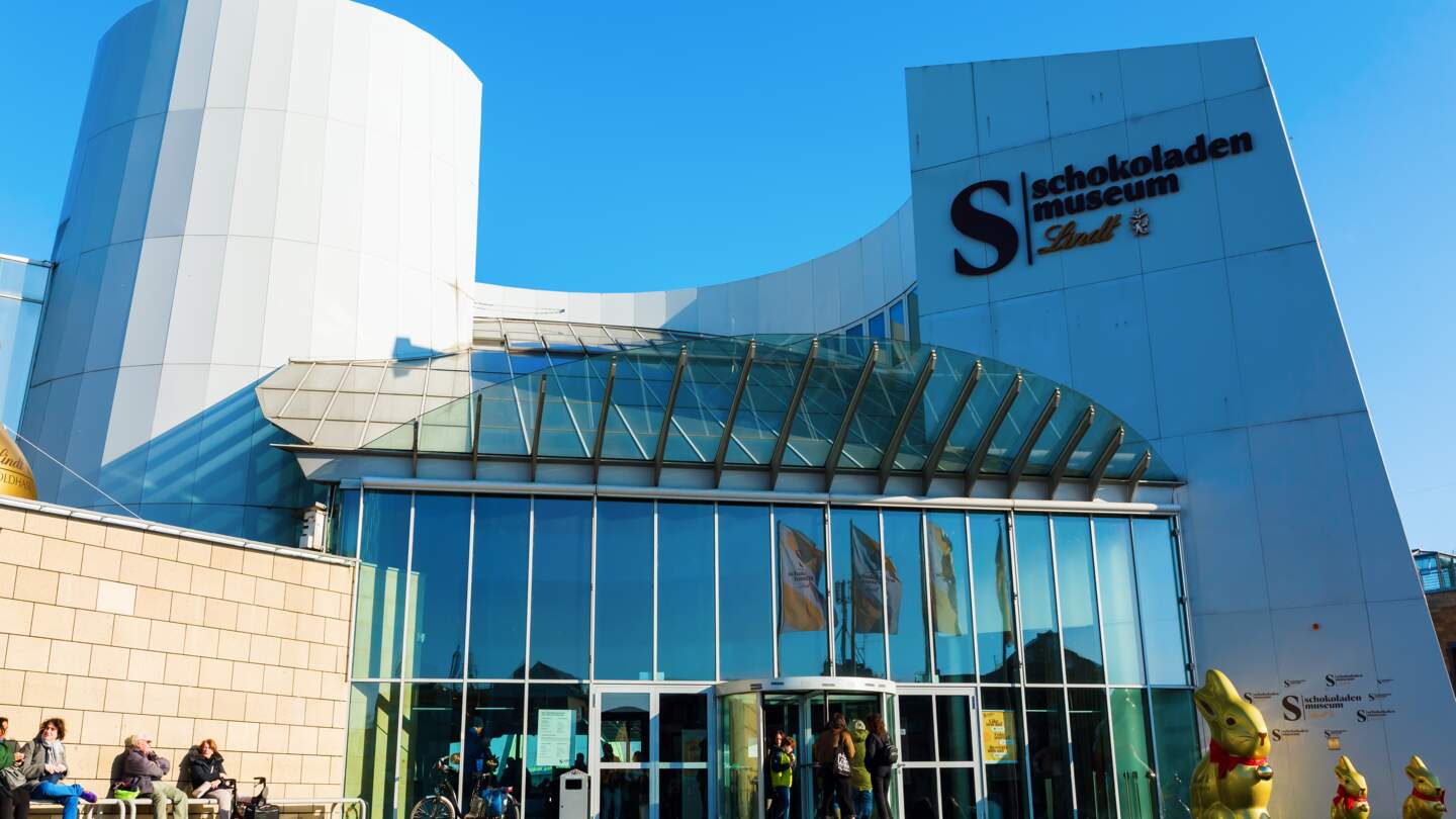 Imhoff Schokoladen Museum in Koeln mit Schokohasen vor dem Eingang | © Gettyimages.com/chris-mueller