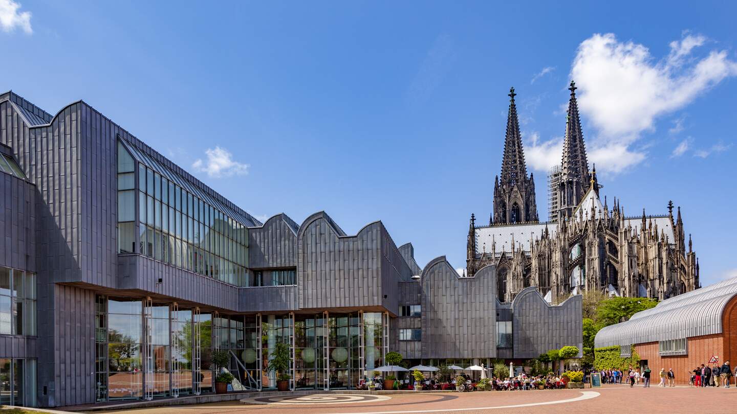 Das Museum Ludwig fuer moderne Kunst in Koeln mit Koelner Dom | © Gettyimages.com/travelview