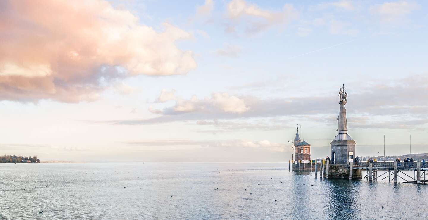 Hafeneinfahrt am Bodensee in Konstanzmit dem Wahrzeichen Imperia | © Gettyimages.com/EMBorque