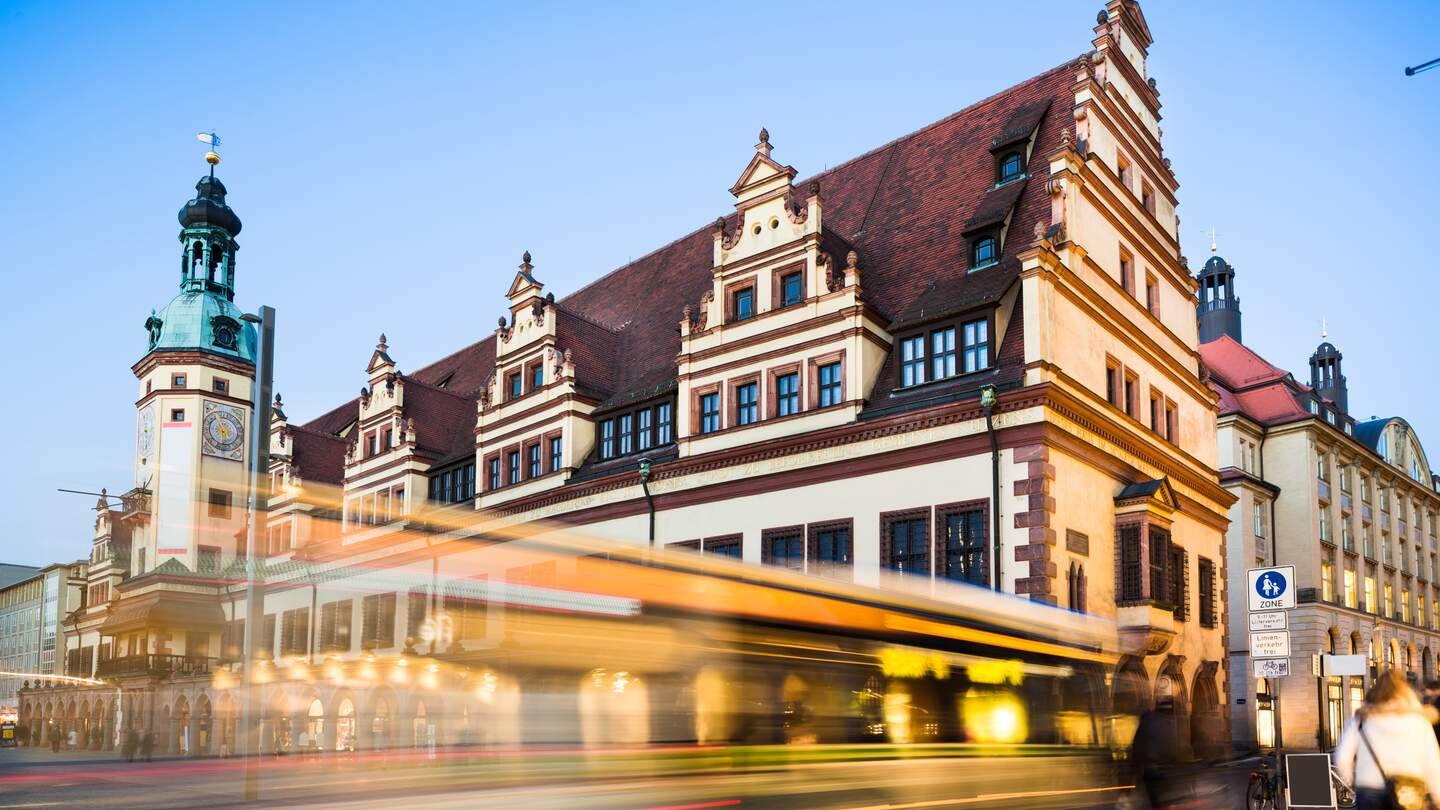 Altes Rathaus in Leipzig mit verschwommener vorbeifahrender Bahn | © Gettyimages.com/TommL