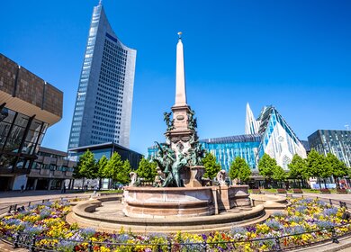 Untersicht auf den Mendebrunnen am Augustusplatz in Leipzig mit Universität von Leipzig im Hintergrund | © Gettyimages.com/querbeet