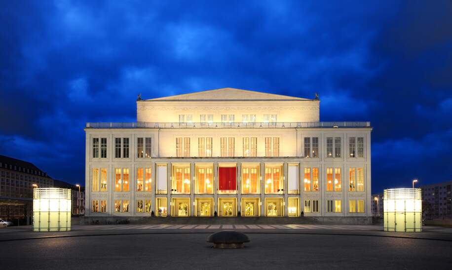 Das Opernhaus in Leipzig schoen angestrahlt in der Daemmeung | © Gettyimages.com/tommL