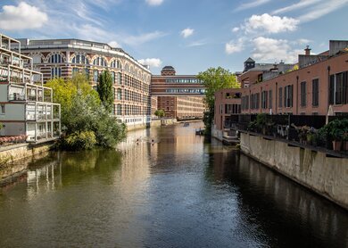 Bild aus dem Fluss Elster in den Szene-Bezirk Leipzig-Schleussig mit schönen Lofts in Altbauten  | © Gettyimages.com/2199_de