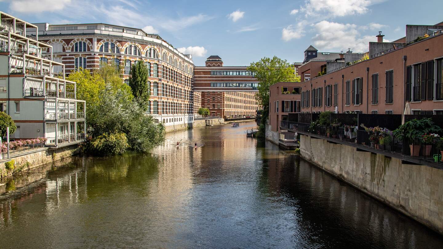 Bild aus dem Fluss Elster in den Szene-Bezirk Leipzig-Schleussig mit schönen Lofts in Altbauten  | © Gettyimages.com/2199_de