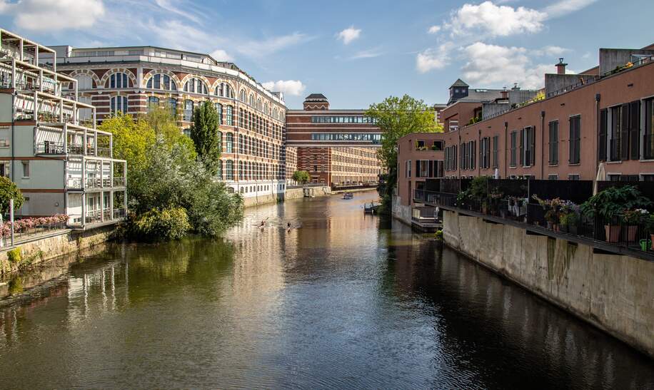 Bild aus dem Fluss Elster in den Szene-Bezirk Leipzig-Schleussig mit schönen Lofts in Altbauten  | © Gettyimages.com/2199_de
