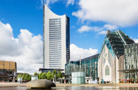 Der neue Universitaetscampus am Augustusplatz in Leipzig bei gutem Wetter | © Gettyimages.com/TommL
