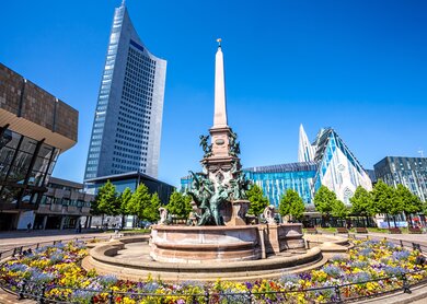 Untersicht auf den Mendebrunnen am Augustusplatz in Leipzig mit Universität von Leipzig im Hintergrund | © Gettyimages.com/querbeet