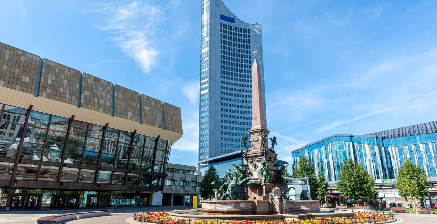 Mendebrunnen mit Gewandhaus und grossem Universitaetsturm auf dem Augustusplatz im Sommer in Leipzig | © Gettyimages.com/Mlenny