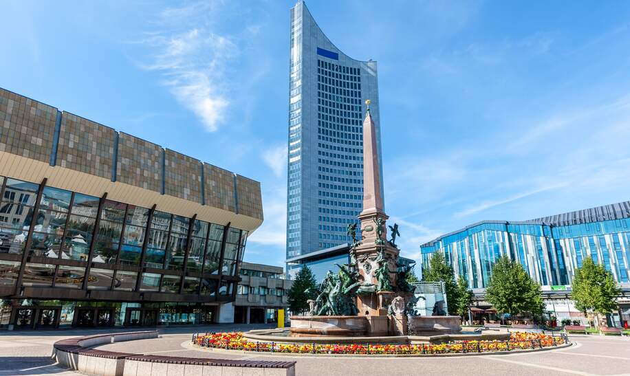 Mendebrunnen mit Gewandhaus und grossem Universitaetsturm auf dem Augustusplatz im Sommer in Leipzig | © Gettyimages.com/Mlenny