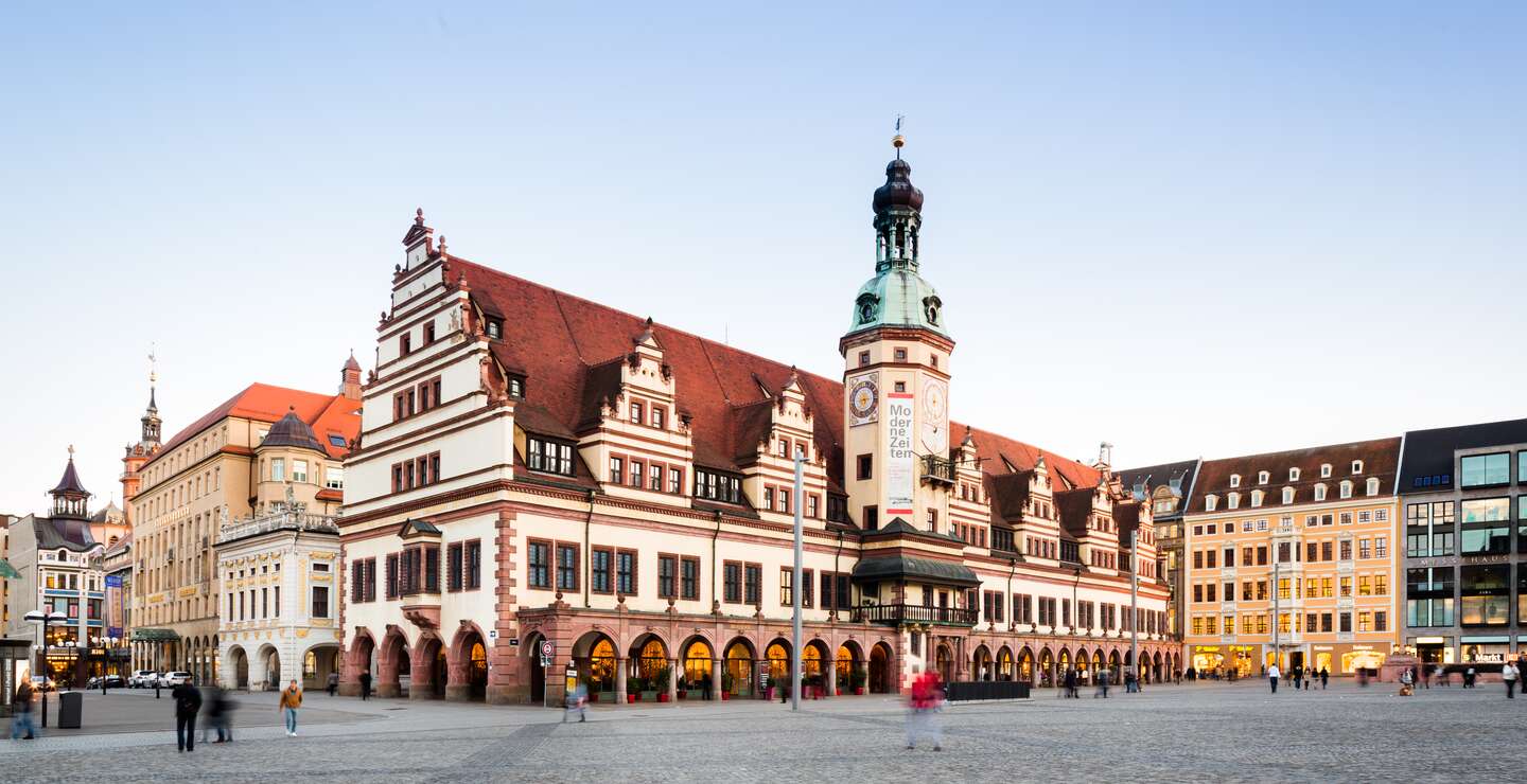 Marktplatz mit dem alten Rathausgebäude, auf dem Menschen laufen, in Leipzig | © Gettyimages.com/TommL