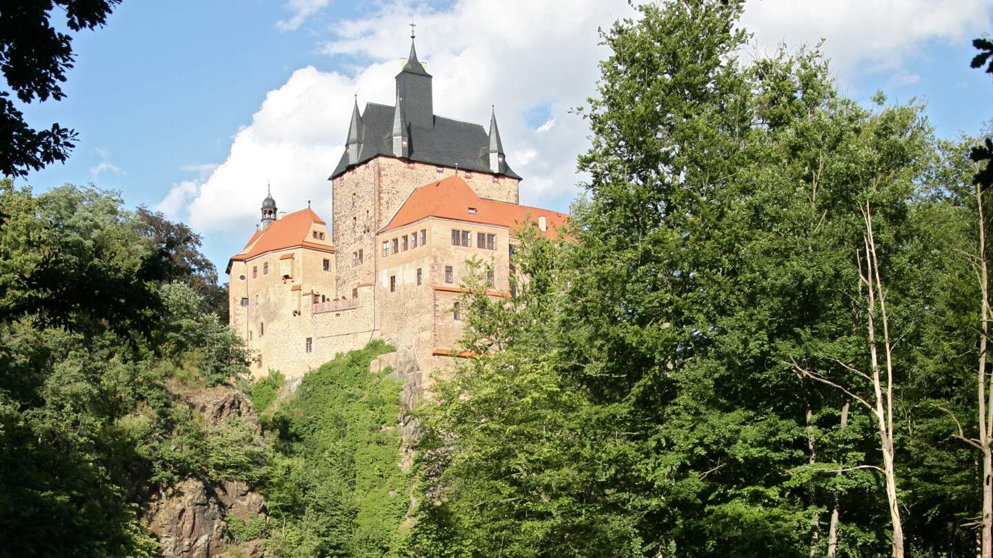 Burg Kriebstein auf einem Hügel mit einem großen See im Vordergrund bei Leipzig | © Gettyimages.com/diephosi