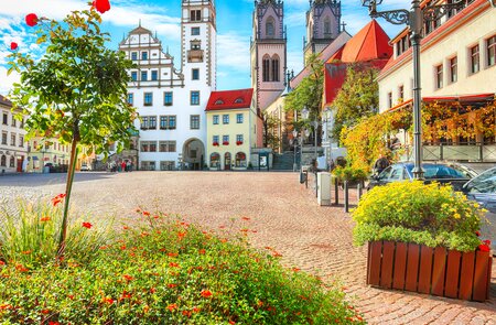 Herrliches herbstliches Stadtbild des Oschatzer zentralen Platzes mit Stadtverwaltung und St. Aegidien-Kirche in Oschatz bei Leipzig | © Gettyimages.com/Pilat666