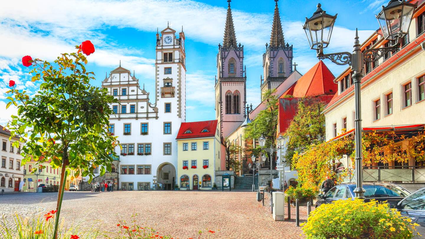 Herrliches herbstliches Stadtbild des Oschatzer zentralen Platzes mit Stadtverwaltung und St. Aegidien-Kirche in Oschatz bei Leipzig | © Gettyimages.com/Pilat666
