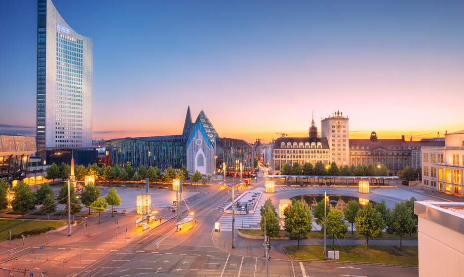 Blick auf den Augustusplatz in Leipzig von der Aussichtsplattform Panorama Tower aus währrend einem schoenen Sonnenuntergang | © Gettyimages.com/rudybalasko