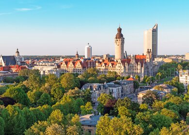 Skyline von Leipzig mit dem Rathaus bei Sonnenuntergang | © Gettyimages.com/Jakob Fischer