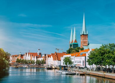Eine Ansicht des Flusses Trave und der alten Stadt Luebeck | © Gettyimages.com/Polina Kochneva