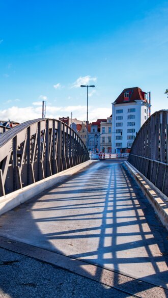Luebeck, Drehkreuzbruecke, die die Innenstadt mit dem Landkreis St. Lorenz verbindet | © Gettyimages.com/EKH-Pictures