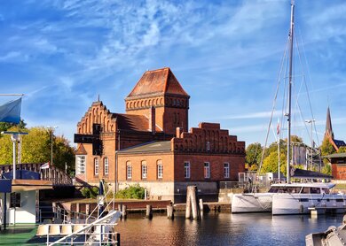 Der Fluss Trave und die Hubbruecke in Luebeck an einem sonnigen Tag | © Gettyimages.com/Fotomax