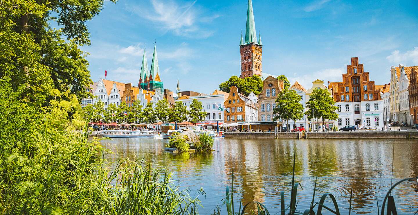 Eine Ansicht des Flusses Trave und der alten Stadt Luebeck | © Gettyimages.com/bluejayphoto