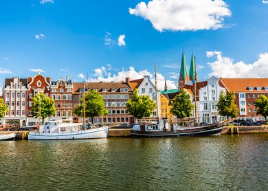 Blick auf die Stadt Luebeck mit Hafen und einigen Schiffen | © Gettyimages.com/querbeet