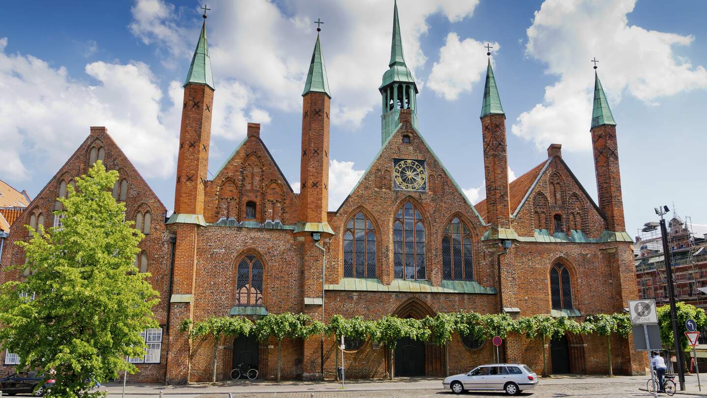 Heiligen Geist Hospital in Luebeck an einem wolkigen Tag | © Gettyimages.com/Arsty