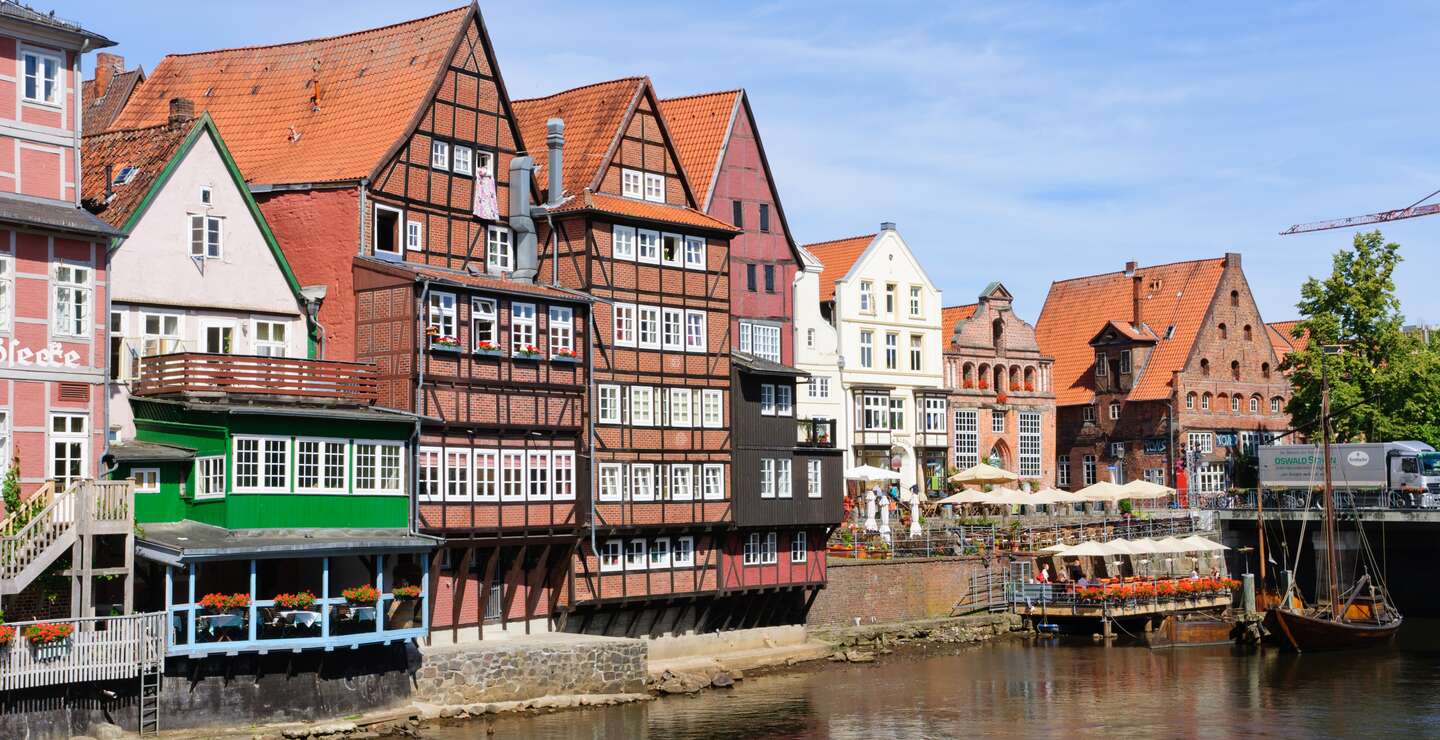 Alter Hafen in Lueneburg mit Fluss und alten Haeusern | © Gettyimages.com/Hiro1775