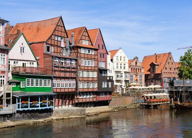 Alter Hafen in Lueneburg mit Fluss und alten Haeusern | © Gettyimages.com/Hiro1775