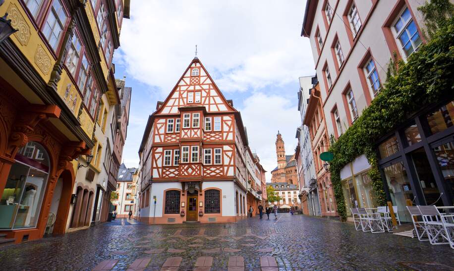 Haus zum Aschaffenberg ist die beruehmte Altstadt historische Strassengasse in Mainz Stadt | © gettyimages.com/thanyarat07