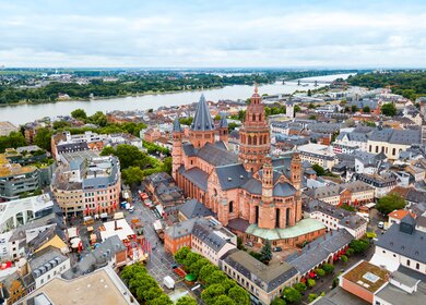 Luftaufnahme vom Mainzer Dom mit Blick auf den Rhein | © Gettyimages.com/saiko3p