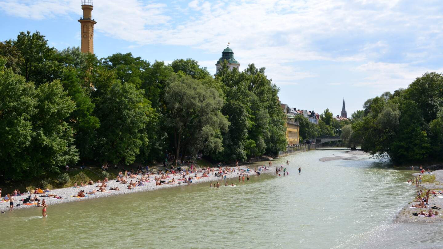 Strand an der Isar in München, Menschen liegen auf dem Kiesstrand | © Gettyimages.com/gionnixxx