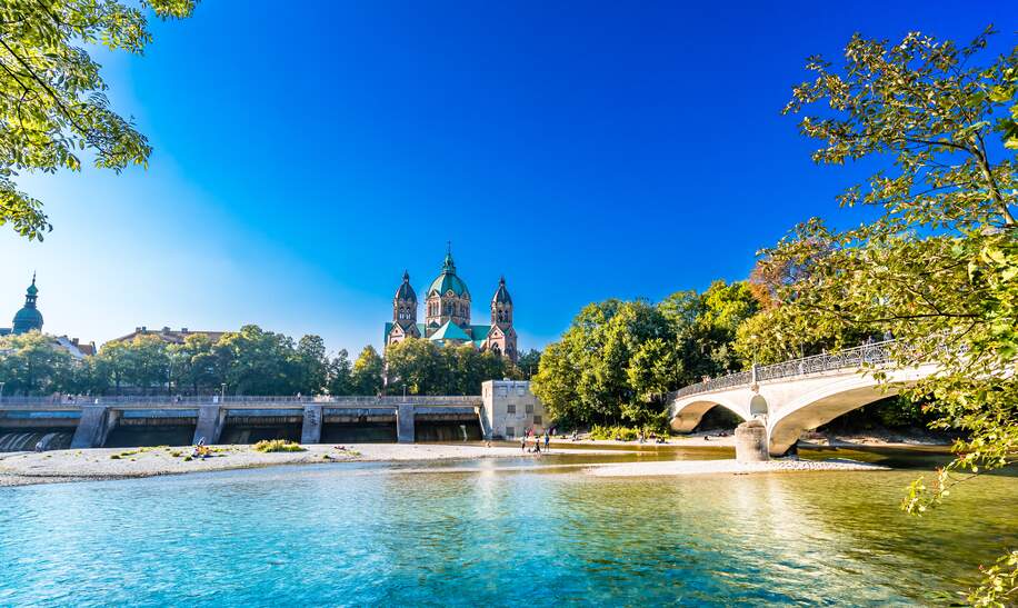 Sommerlandschaft von München, der Fluss Isar und die Lukaskirche im Hintergrund | © Gettyimages.com/StreetFlash