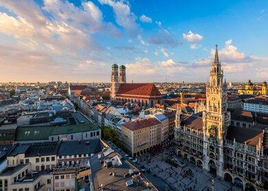 Luftaufnahme von dem neuen Rathaus und des Marienplatzes in München | © Gettyimages.com/f9photos