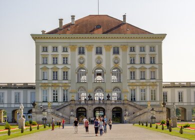 Das Schloss Nymphenburg in München, viele Menschen sind zu sehen  | © Gettyimages.com/Flavio Vallenari