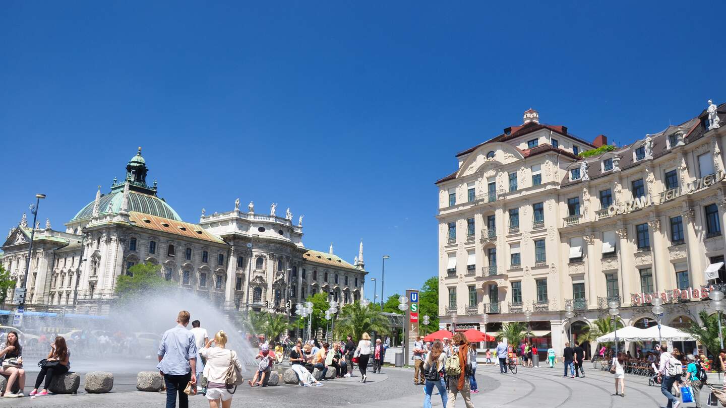 Karlsplatz mit Justizpalast in Müchen im Sommer mit Wasserfontänen und vielen Touristen | © Gettyimages.com/wallix