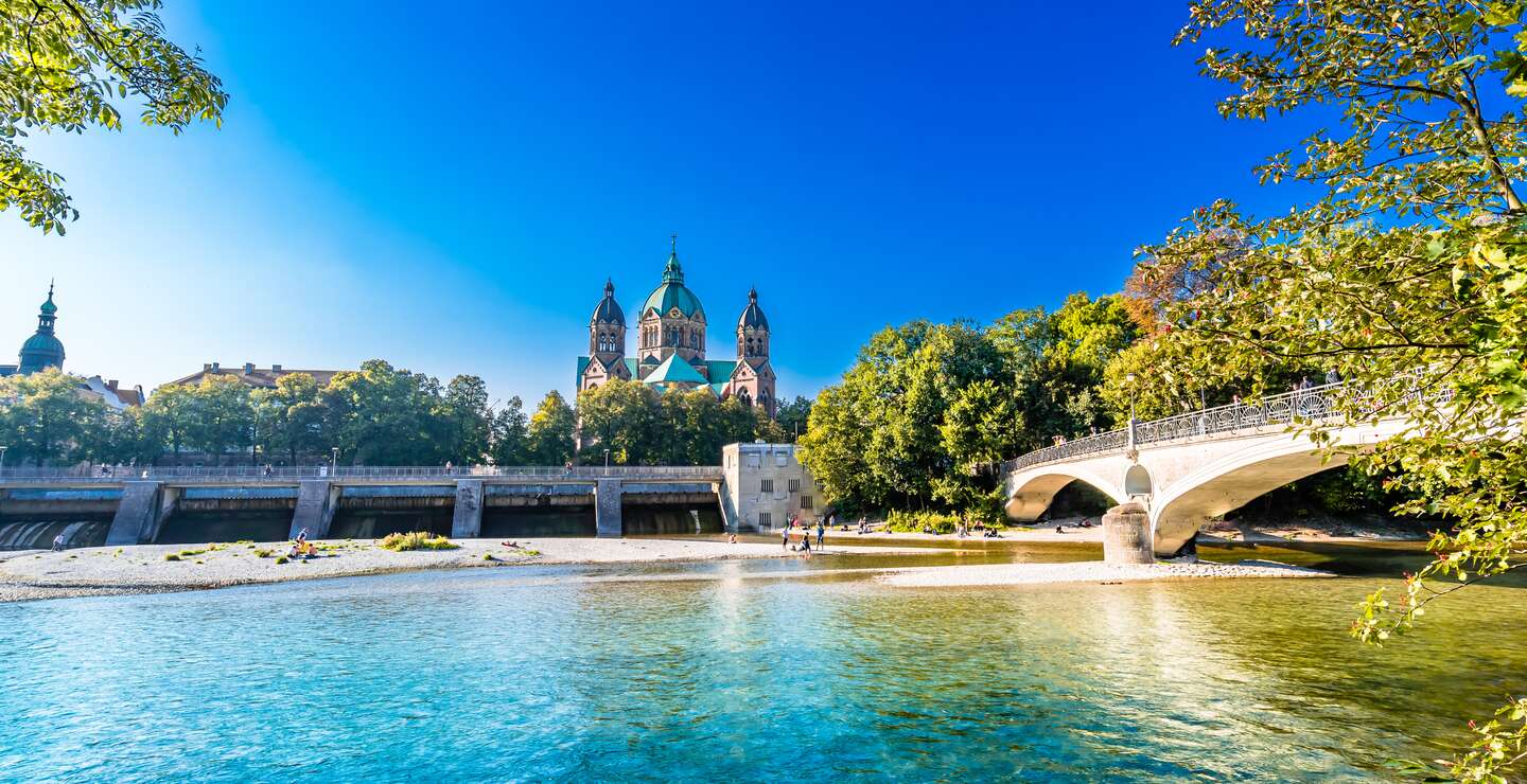 Sommerlandschaft von München, der Fluss Isar und die Lukaskirche im Hintergrund | © Gettyimages.com/StreetFlash