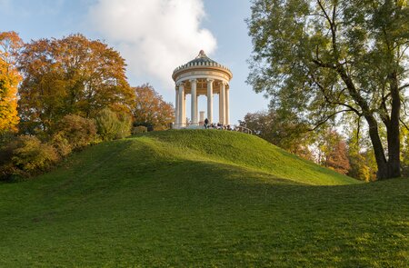 Monopteros im englischen Garten in München im Herbst bei schönem Wetter | © Gettyimages.com/Harald Biebel