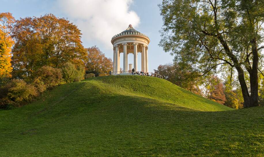 Monopteros im englischen Garten in München im Herbst bei schönem Wetter | © Gettyimages.com/Harald Biebel