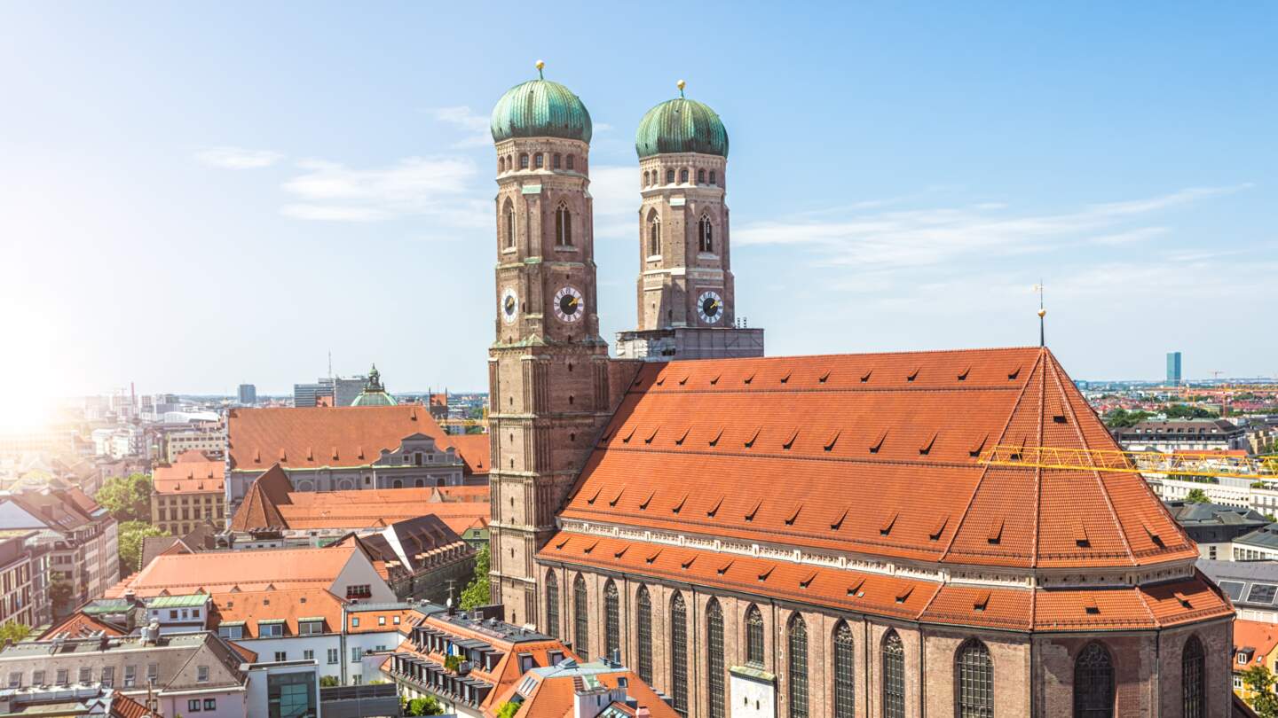 Frauenkirche in München an einem sonnigen Tag | © Gettyimages.com/querbeet