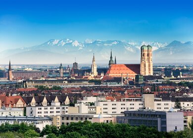 Skyline von Muenchen mit Frauenkirche | © Gettyimages.com/bkindler