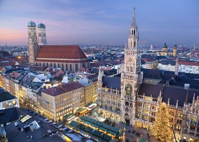 Luftbild vom Marienplatz Muenchen am Rathaus mit beleuchtetem Weihnachtsmarkt am Abend | © Gettyimages.com/RudyBalasko