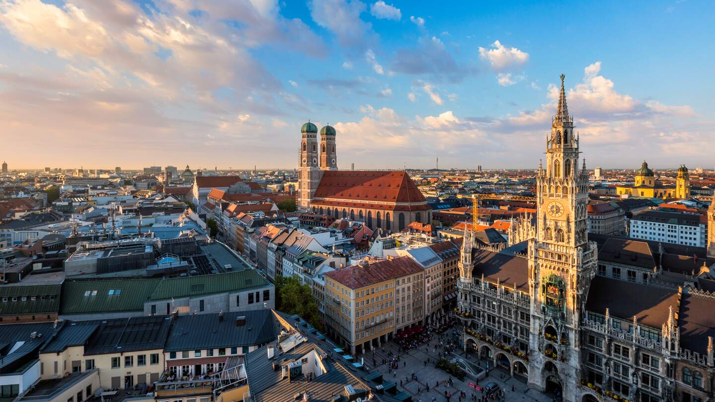Luftaufnahme von dem neuen Rathaus und des Marienplatzes in München | © Gettyimages.com/f9photos