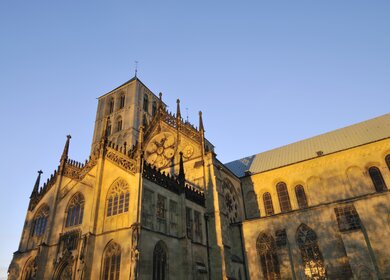 Seitenansicht des berühmten St. Paulus Doms in Münster | © Gettyimages.com/seewhatmitchsee