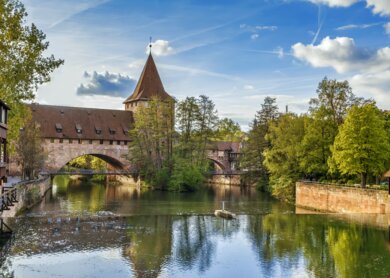 Landschaft mit Kettenbruecke in Nuernberg | © Gettyimages.com/Borisb17