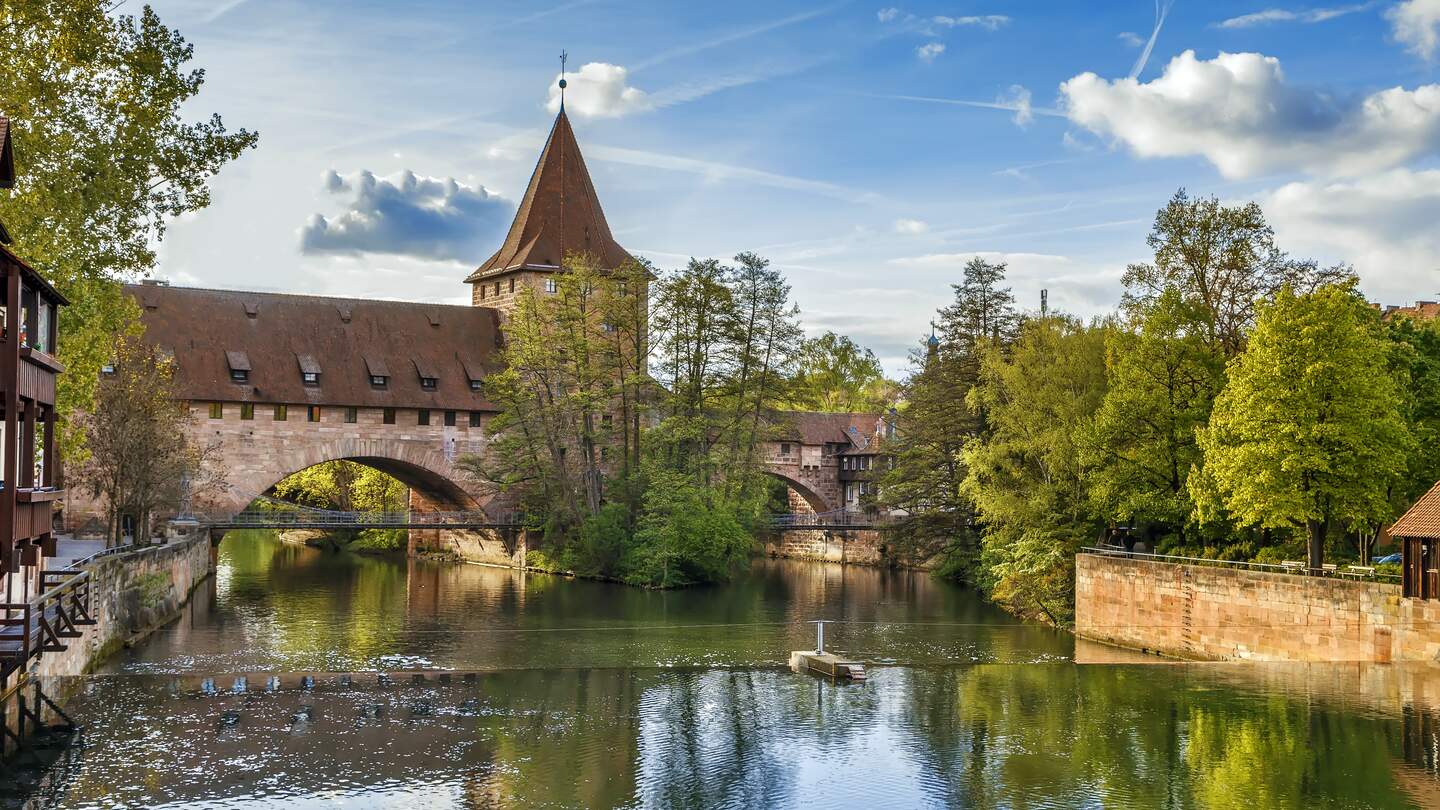 Landschaft mit Kettenbruecke in Nuernberg | © Gettyimages.com/Borisb17