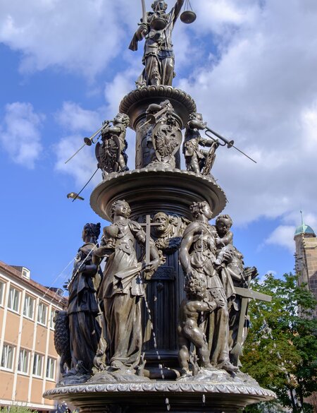 Der Tugendbrunnen in Nuernberg an einem sonnigen Tag | © Gettyimages.com/Orietta Gaspari