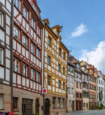 Strasse mit historischen Haeusern in der Nuernberger Altstadt | © Gettyimages.com/Borisb17