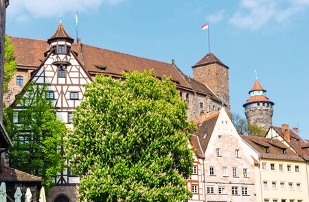 Kaiserburg Nürnberg mit Fachwerkhaeusern am blauen Himmel | © Gettyimages.com/Martin Keiler