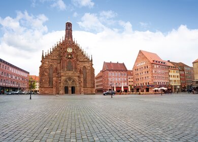 Blick auf die Frauenkirche auf dem Hauptmarkt in Nuernberg | © Gettyimages.com/SerrNovik