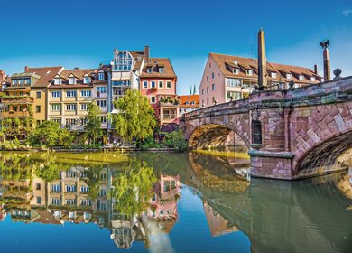 Blick auf die Stadt Nuernberg ueber den Fluss bei schönem Wetter | © Gettyimages.com/SeanPavonePhoto