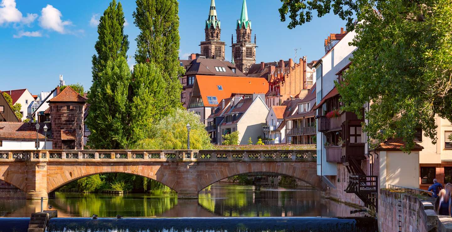 Nuernbergs Altstadt mit Bruecke im Vordergrund | © Gettyimages.com/kavalenkavavolha